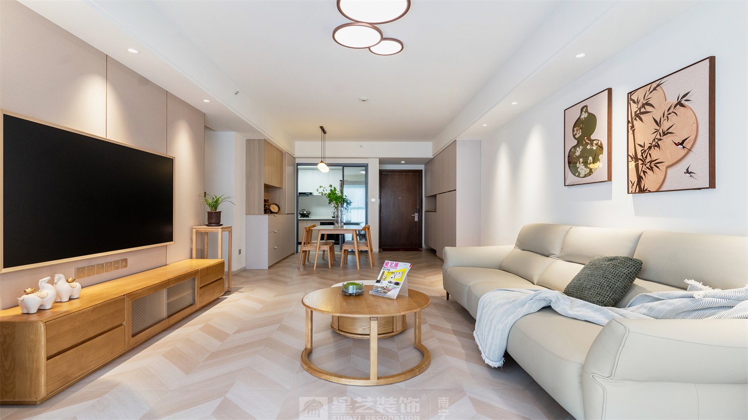 华润西园悦府86平原木风客厅装修完工实景图