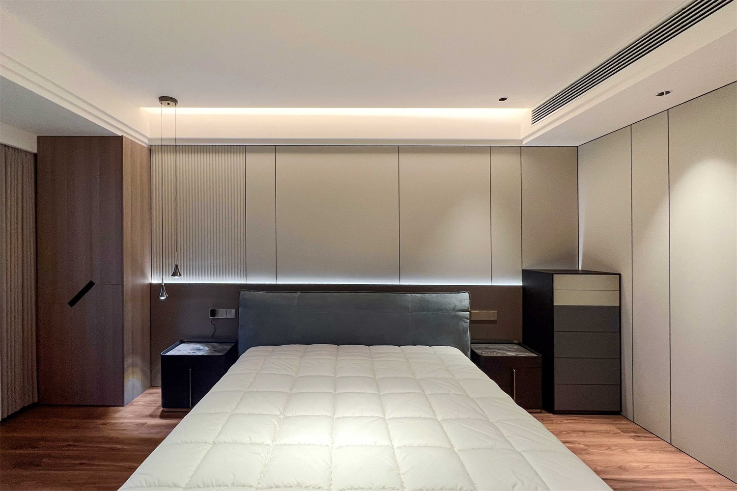 龙光玖珑湖271平现代风格卧室装修实景图