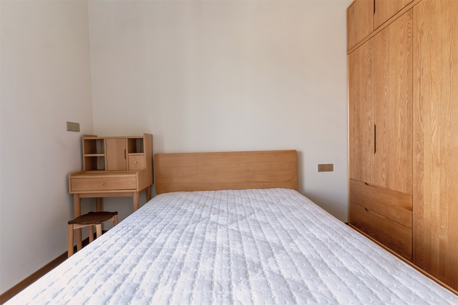 华润西园悦府86平原木风卧室装修完工实景图