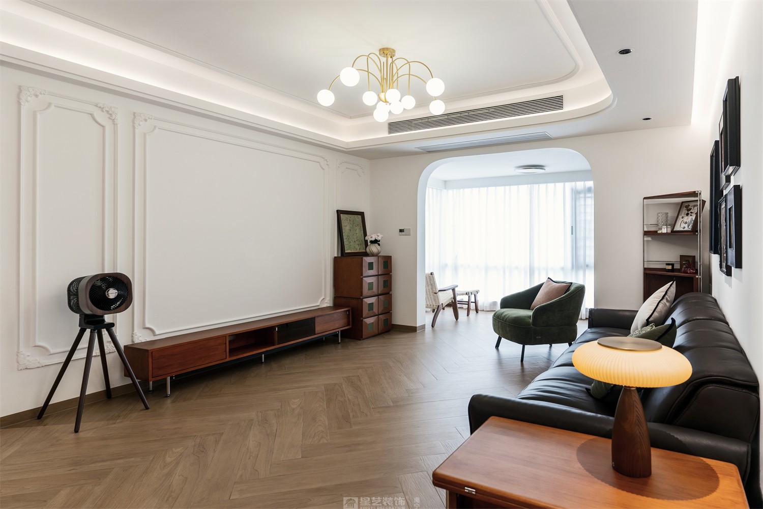 华润中山府113平法式中古客厅装修完工实景图