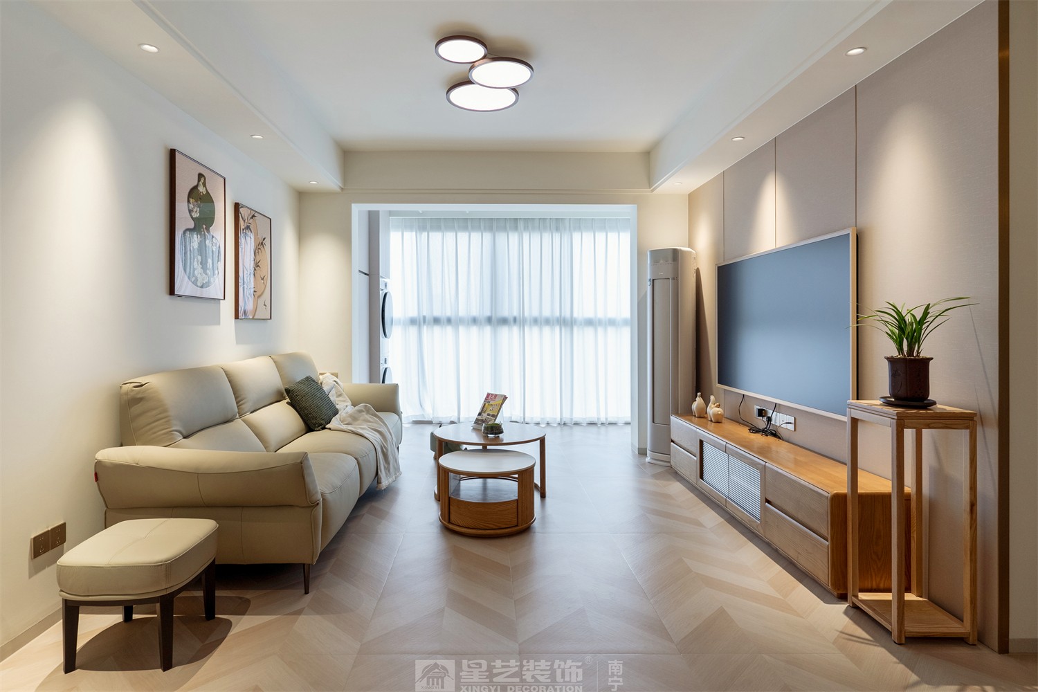 华润西园悦府86平原木风客厅装修完工实景图