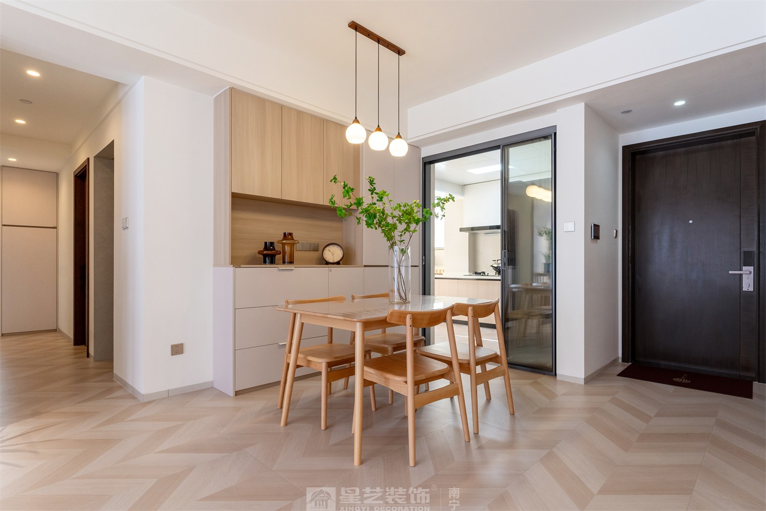 华润西园悦府86平原木风餐厅装修完工实景图