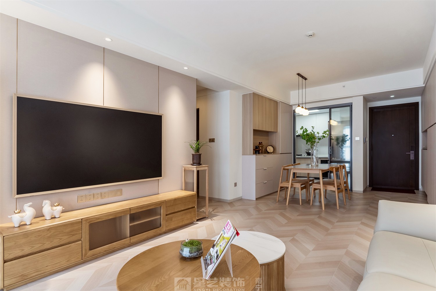 华润西园悦府86平原木风客厅装修完工实景图