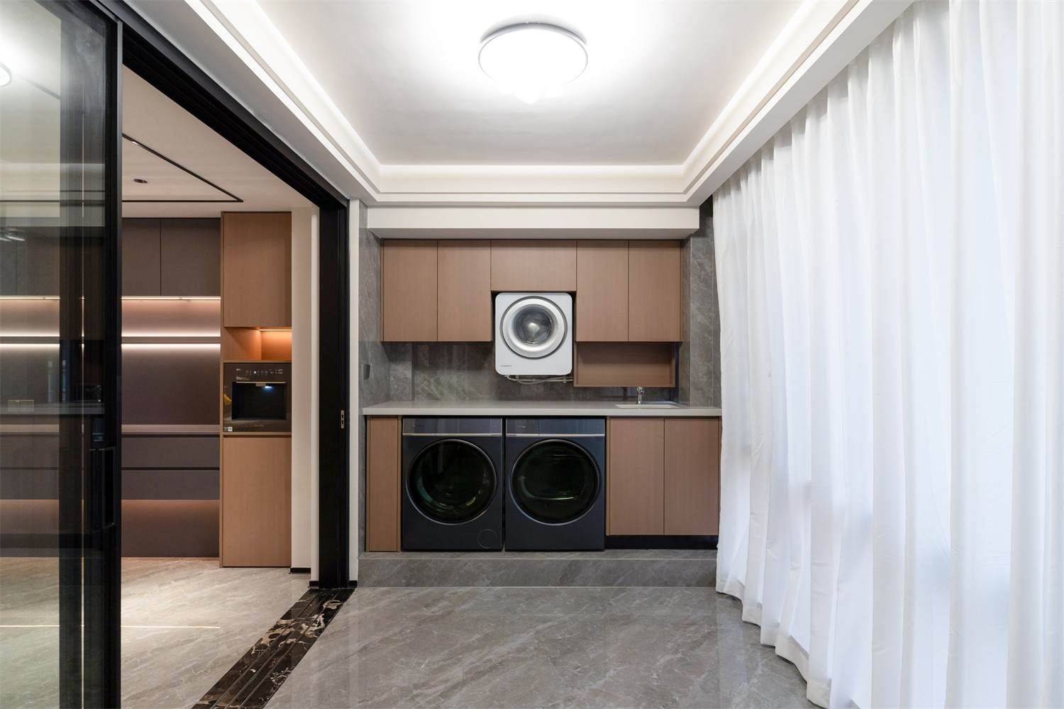 龙光玖珑湖271平现代风格餐厅装修实景图