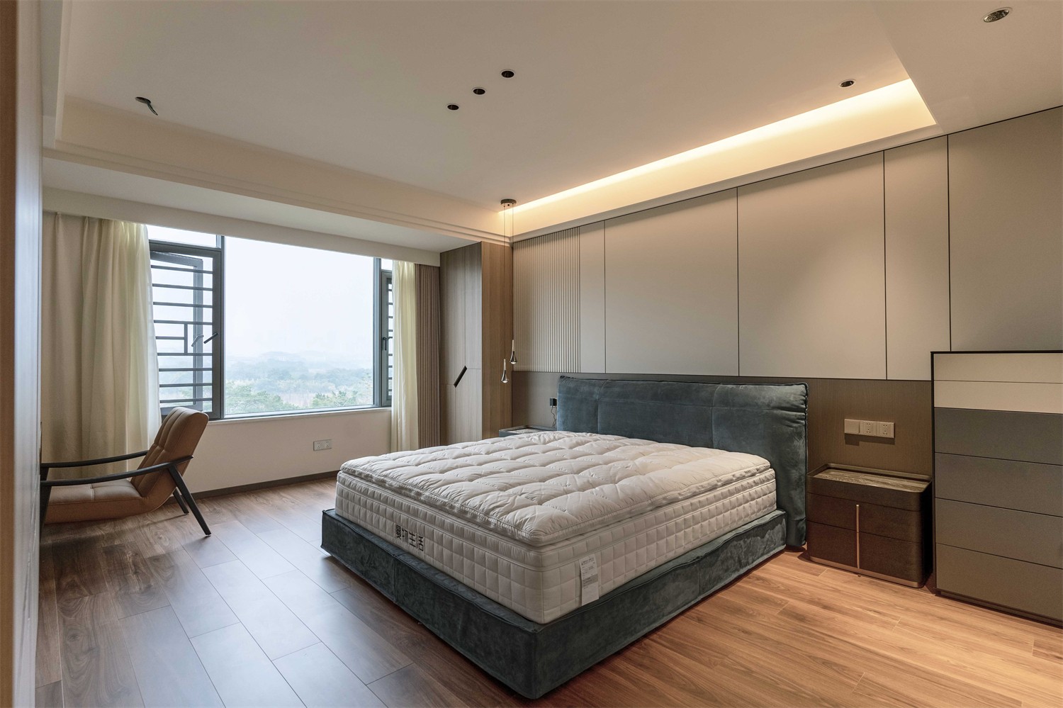 龙光玖珑湖271平现代风格卧室装修实景图