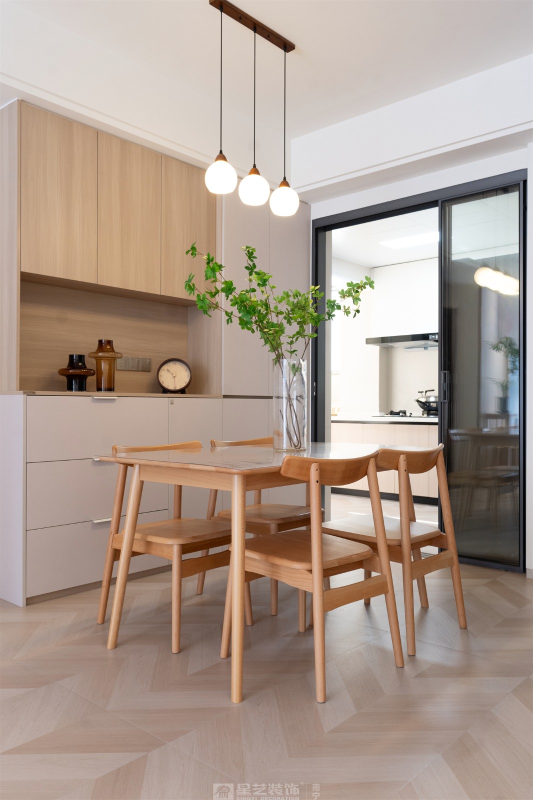 华润西园悦府86平原木风餐厅装修完工实景图