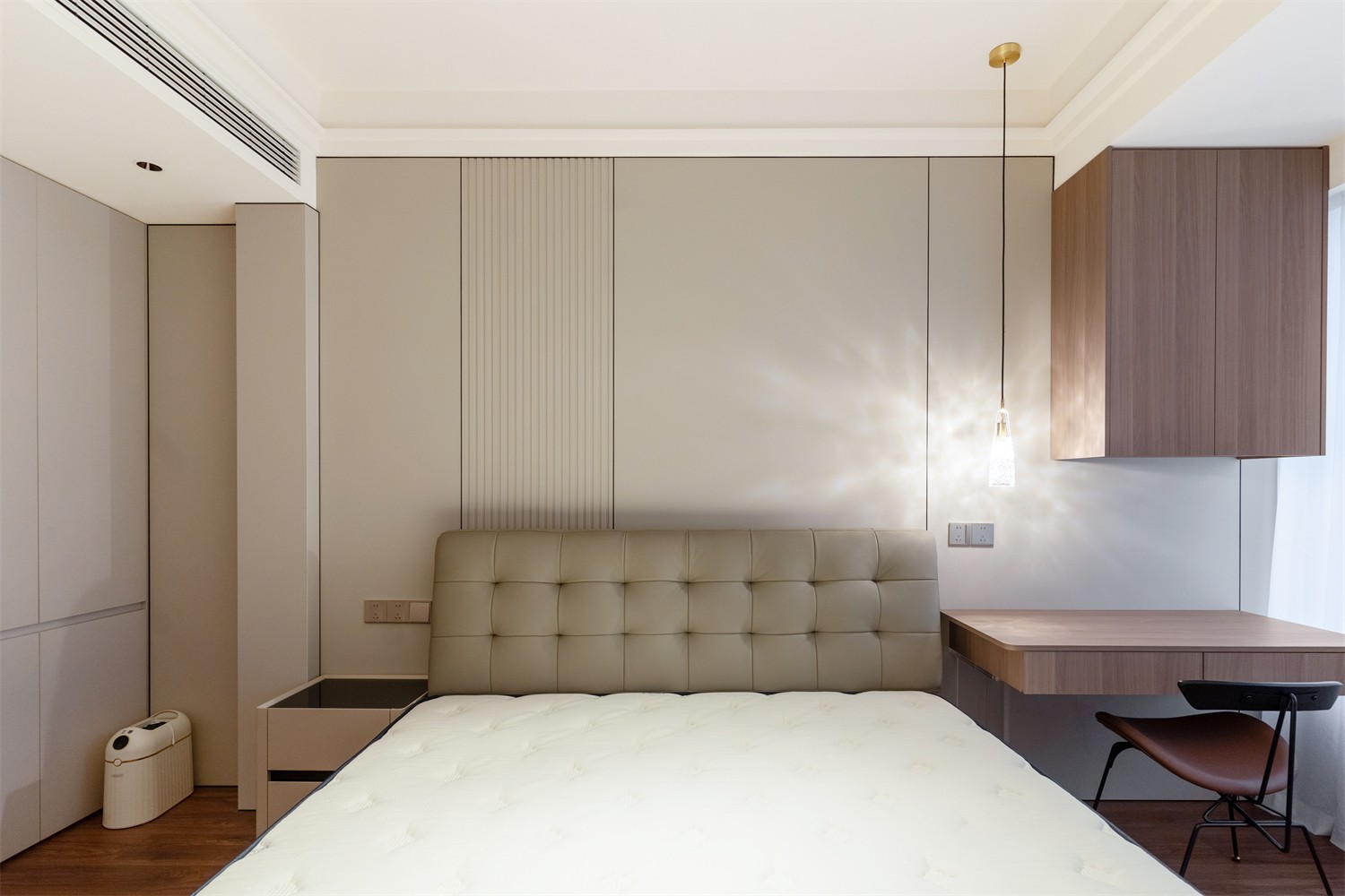 龙光玖珑湖271平现代风格卧室装修实景图