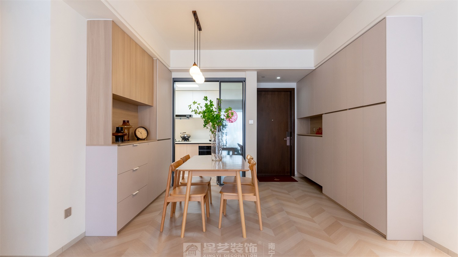 华润西园悦府86平原木风餐厅装修完工实景图