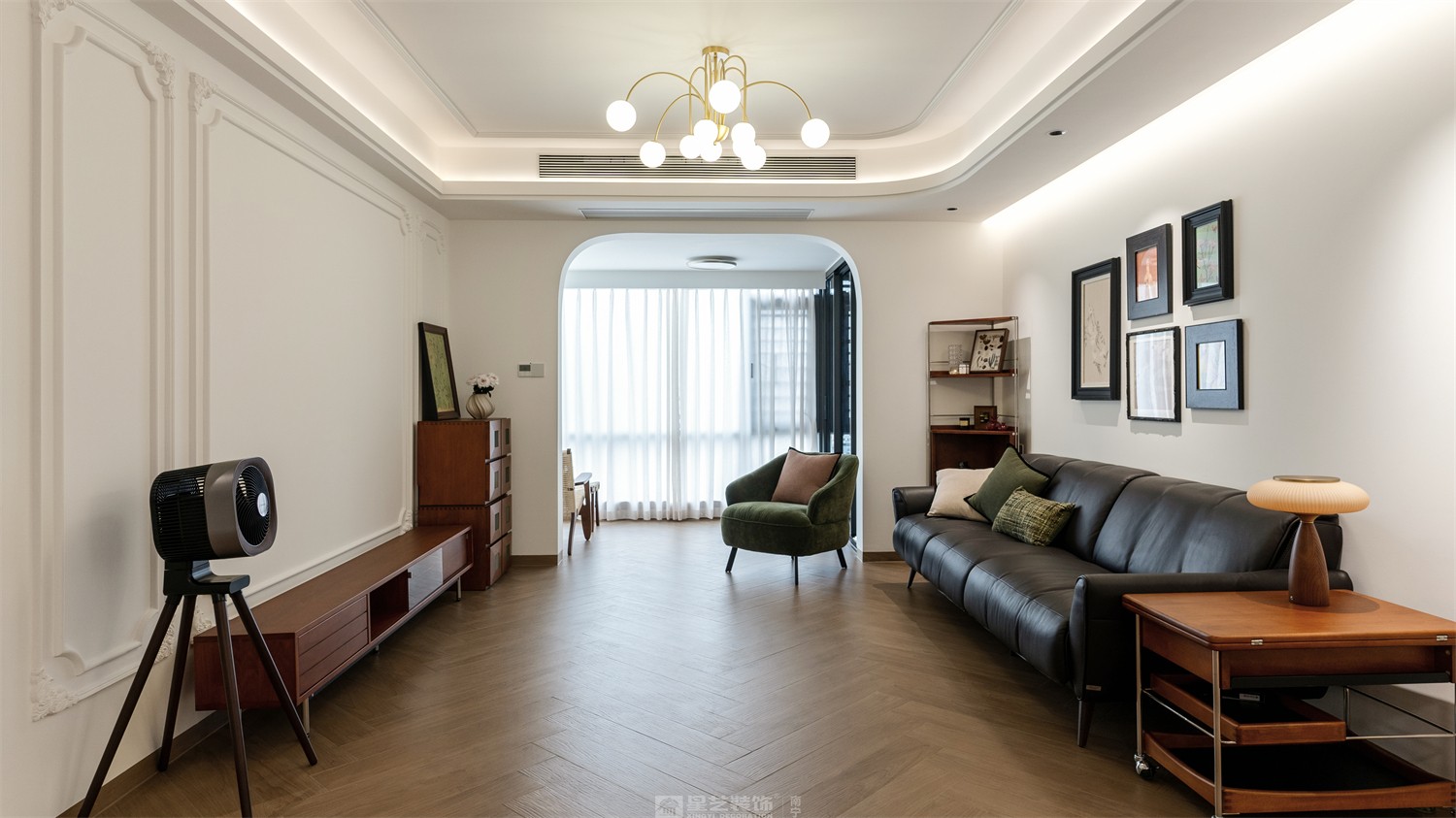 华润中山府113平法式中古客厅装修完工实景图
