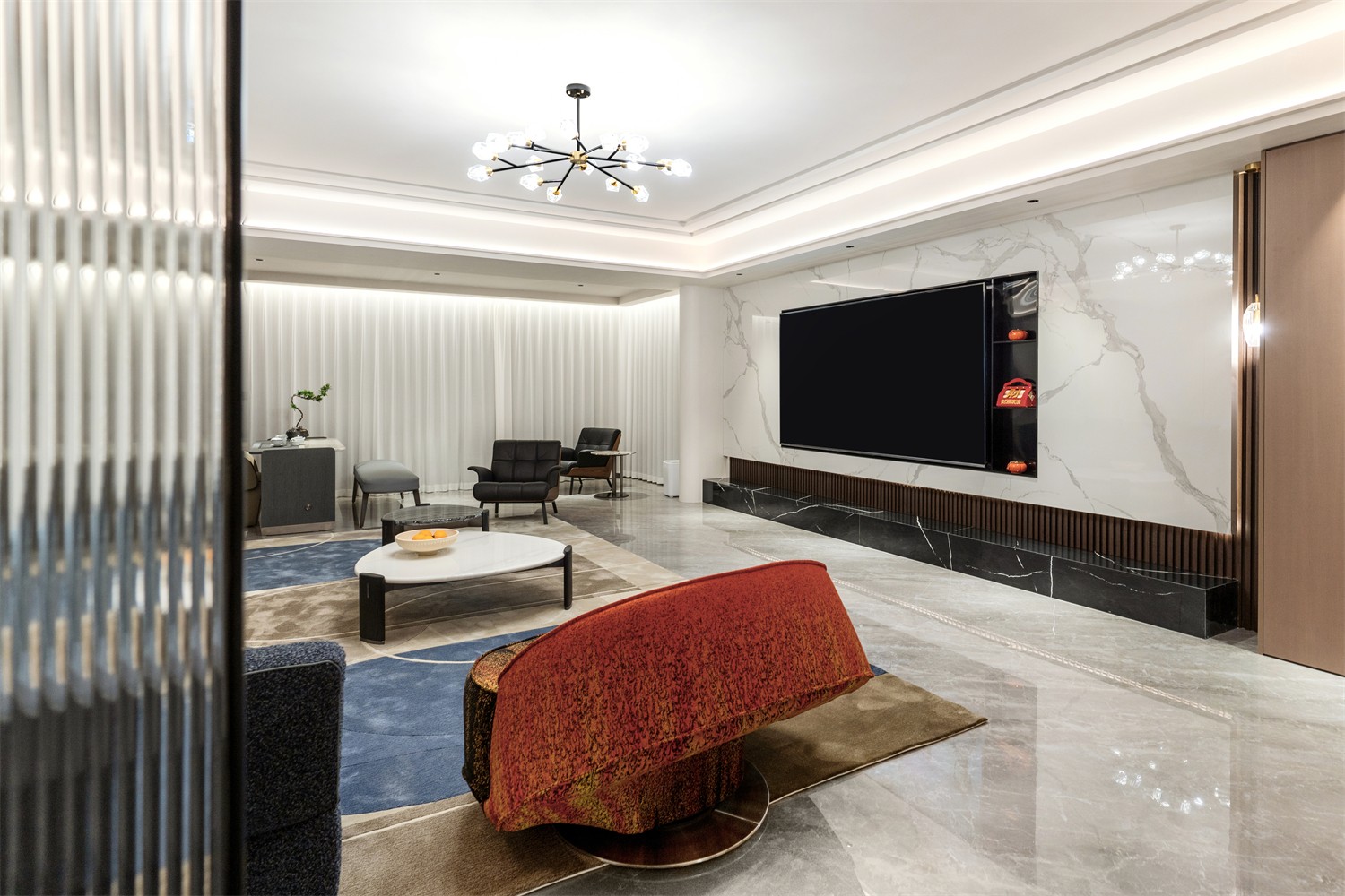 龙光玖珑湖271平现代风格客厅装修实景图