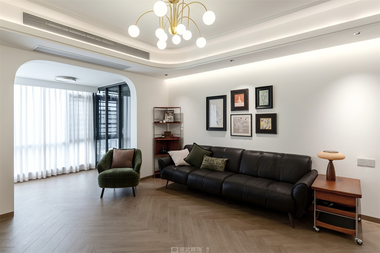 华润中山府113平法式中古客厅装修完工实景图