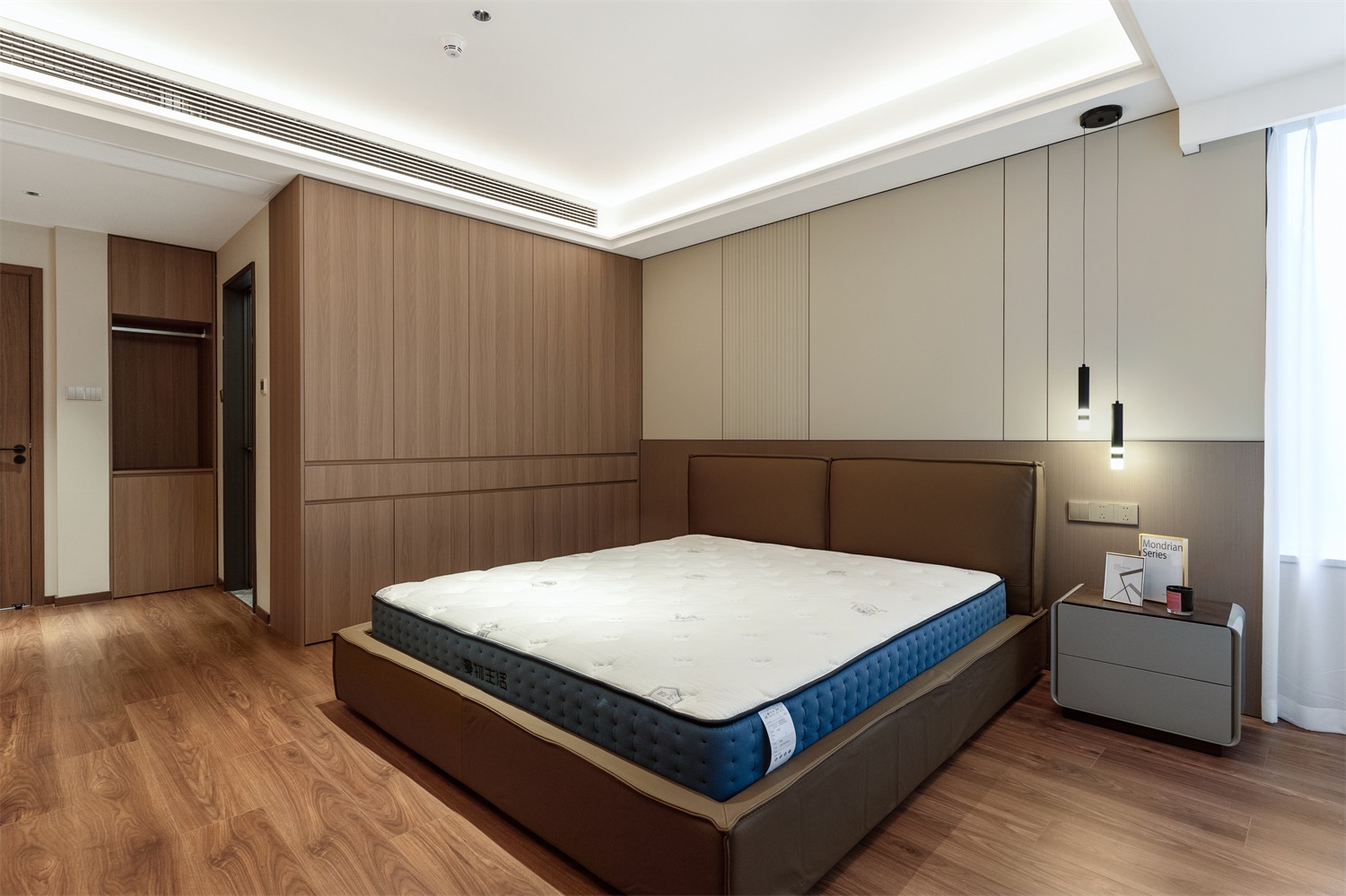 龙光玖珑湖271平现代风格卧室装修实景图