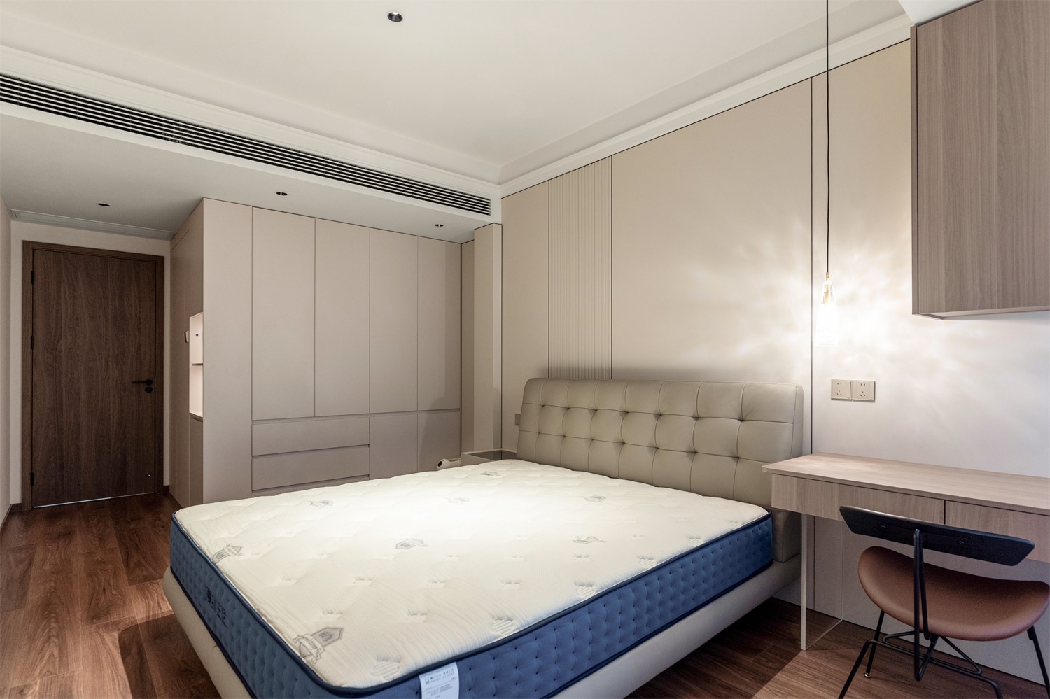 龙光玖珑湖271平现代风格卧室装修实景图