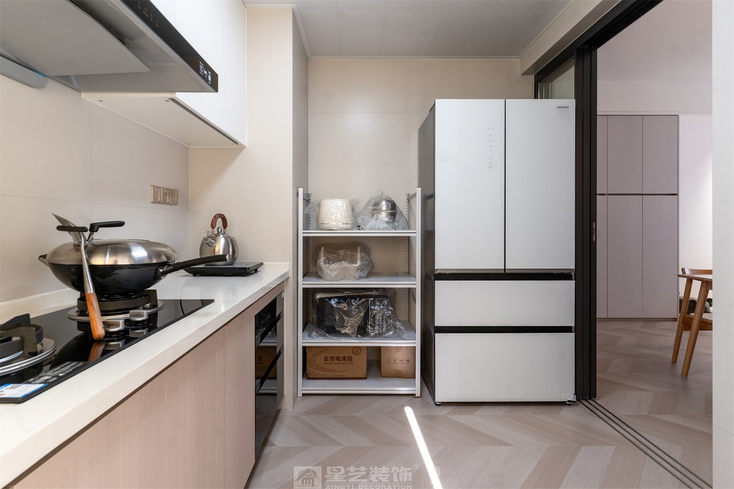 华润西园悦府86平原木风厨房装修完工实景图