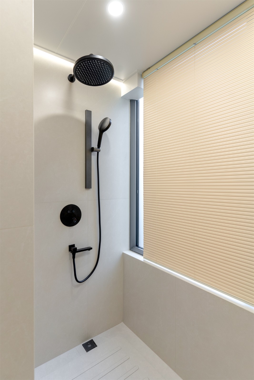 龙光玖珑湖271平现代风格卫生间装修实景图