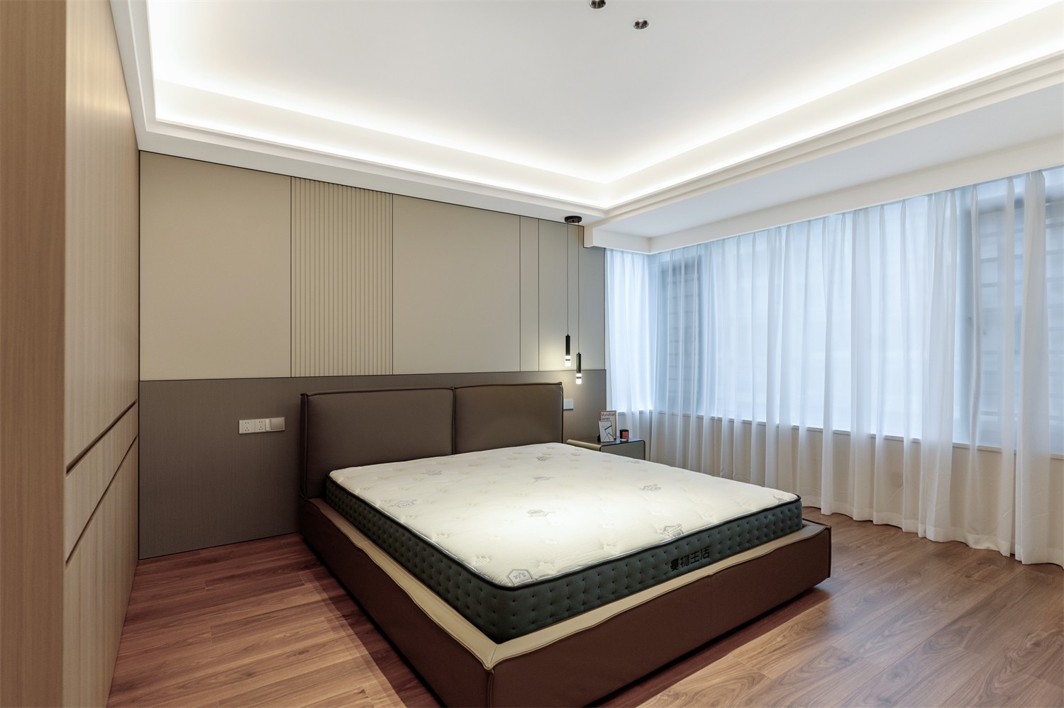 龙光玖珑湖271平现代风格卧室装修实景图