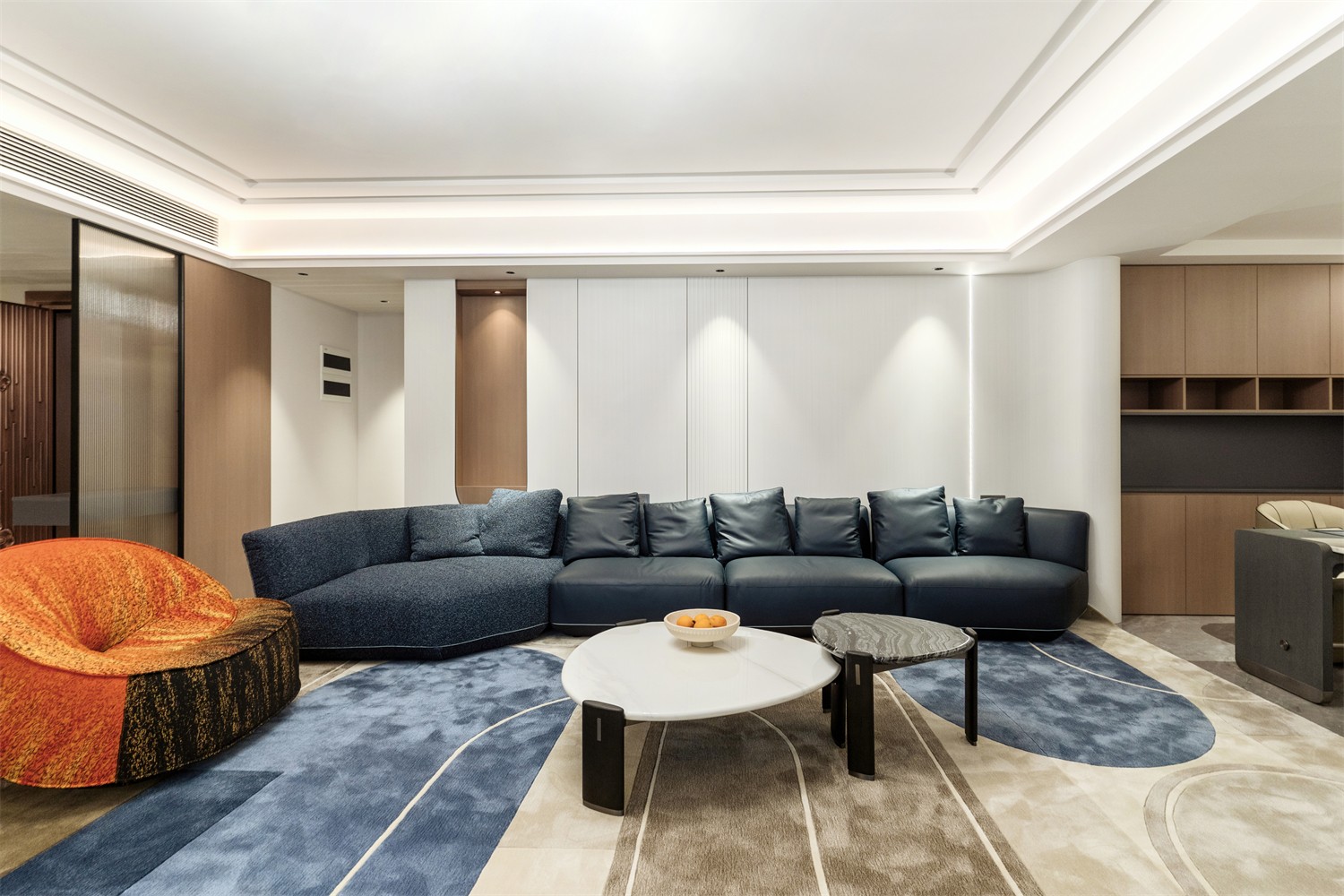 龙光玖珑湖271平现代风格客厅装修实景图