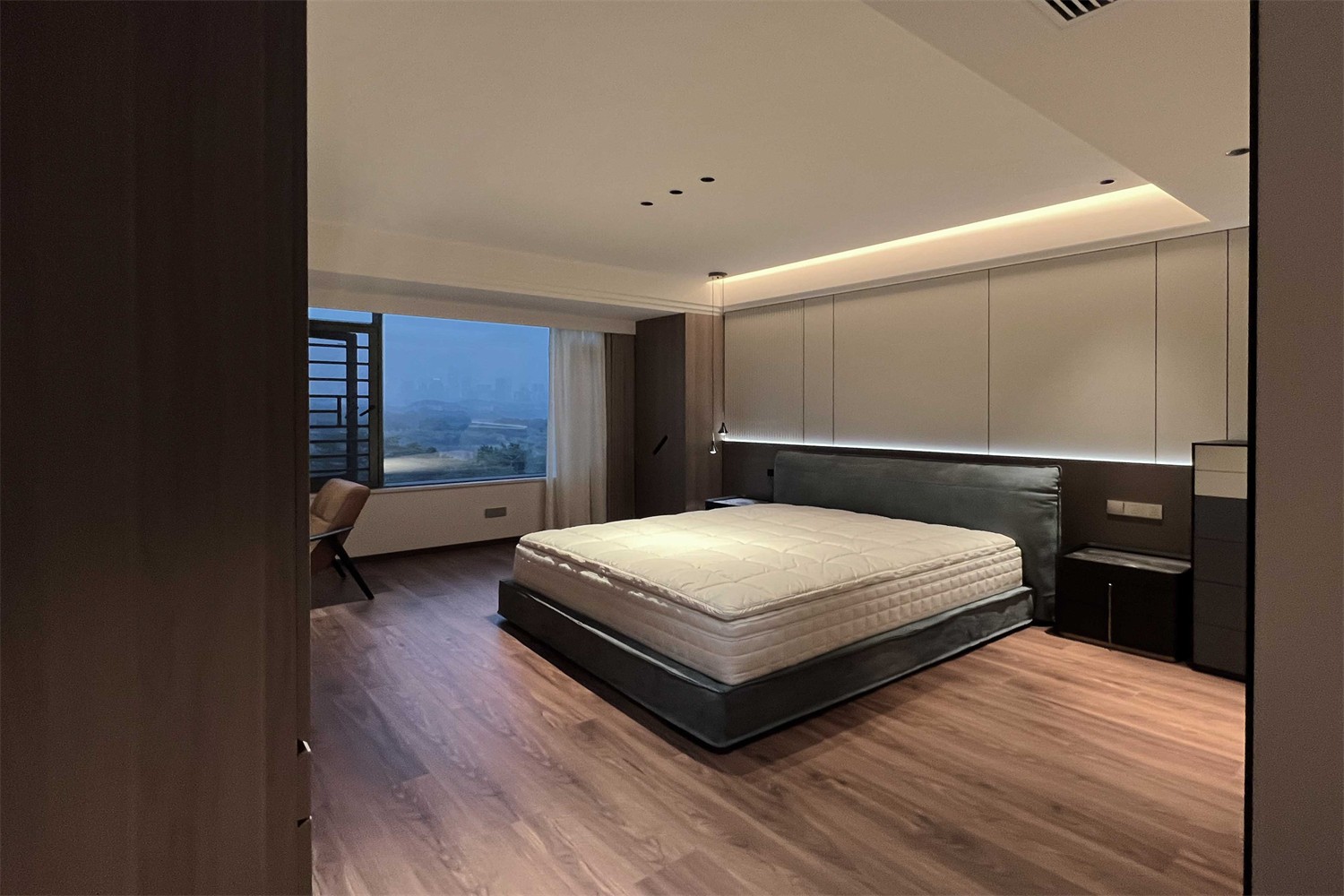 龙光玖珑湖271平现代风格卧室装修实景图