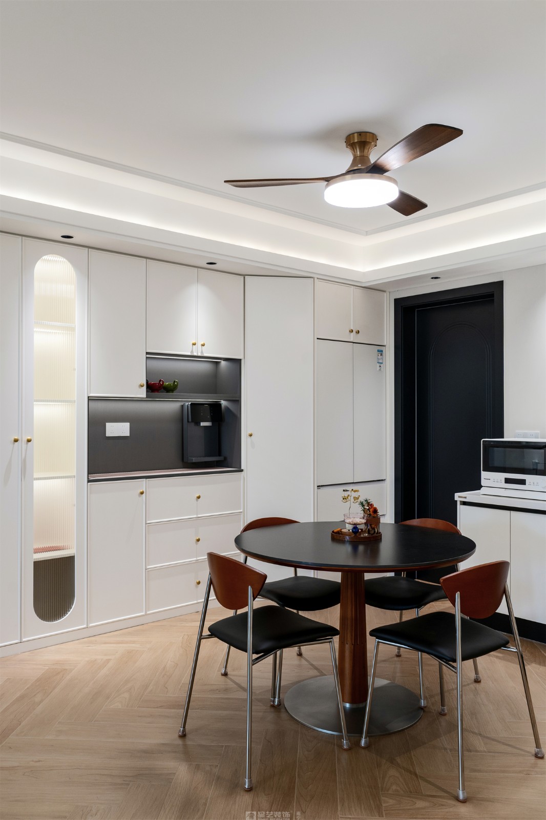 华润中山府113平法式中古餐厅装修完工实景图