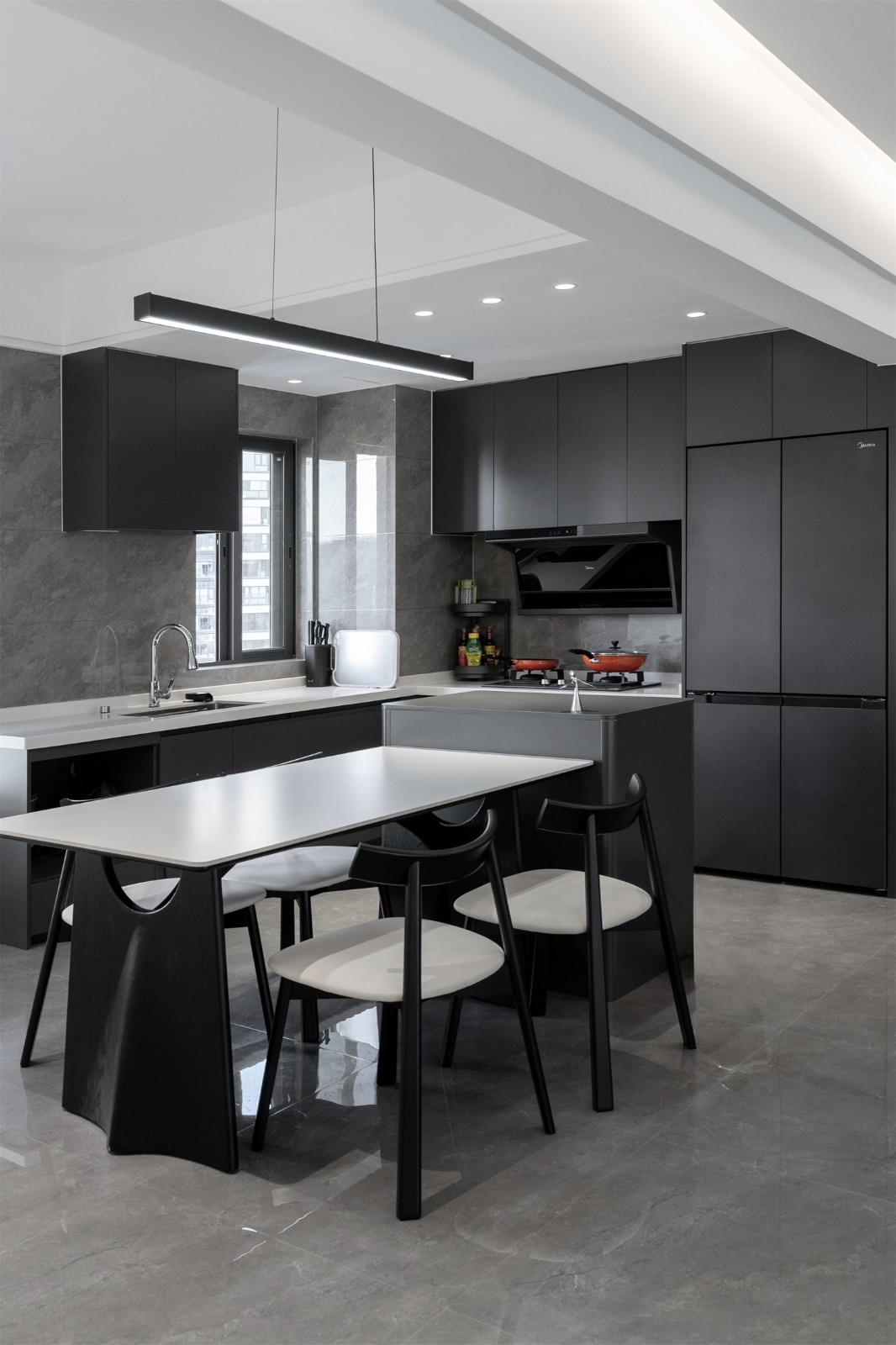 锦云湖光118平现代简约餐厅装修实景图