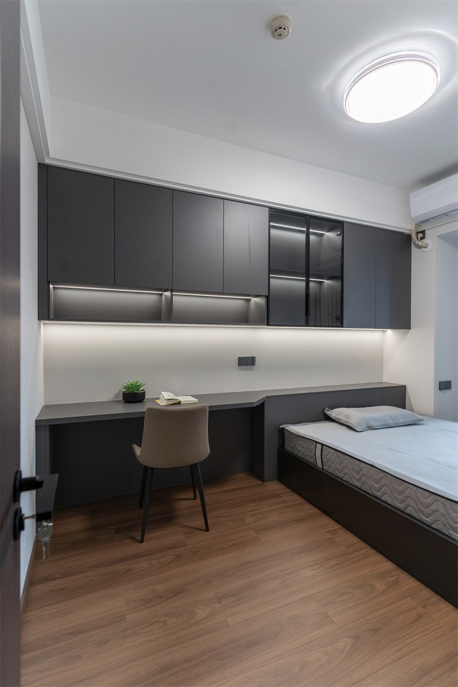 东方尊府117平现代风格卧室装修完工实景图